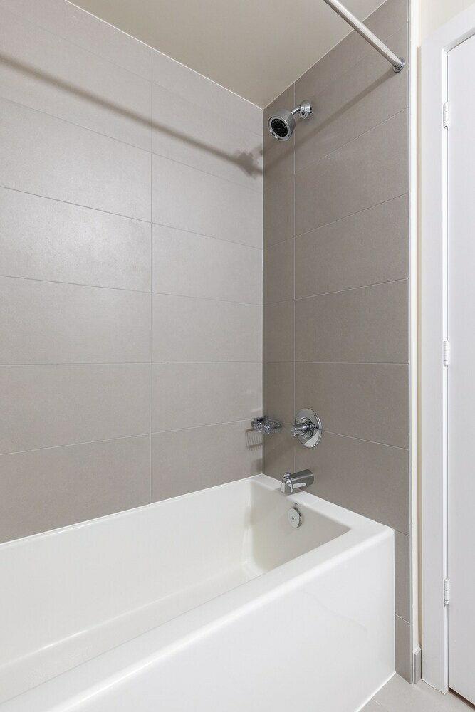 Simply Comfort. Modern Downtown Apartment