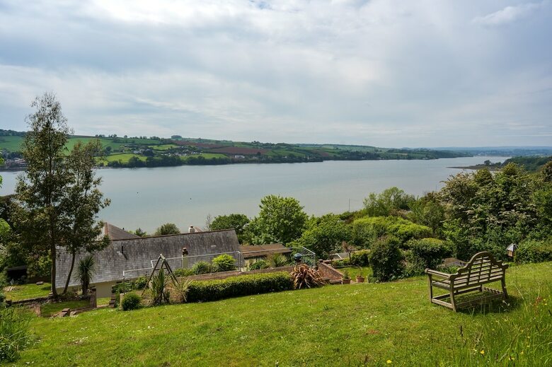 The Curlews - A Boutique Waterside Home