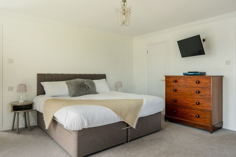 The Curlews - A Boutique Waterside Home