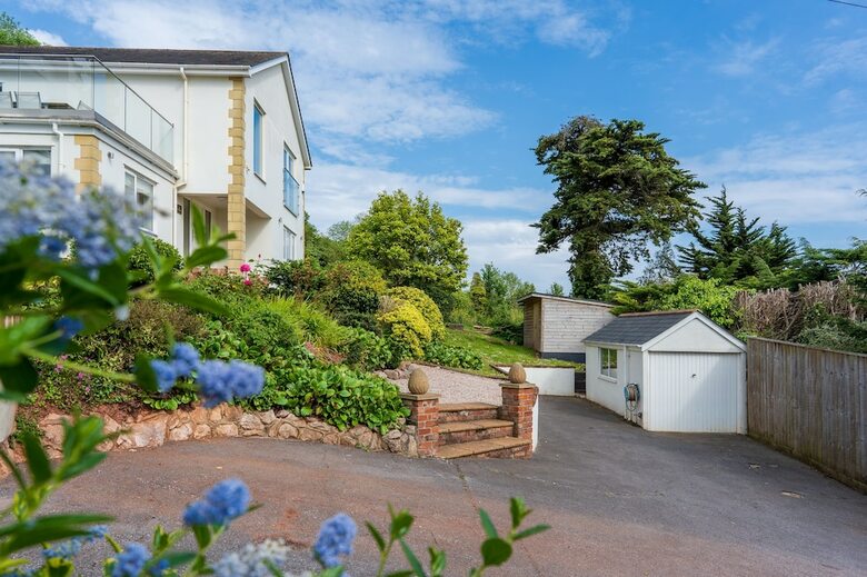 The Curlews - A Boutique Waterside Home