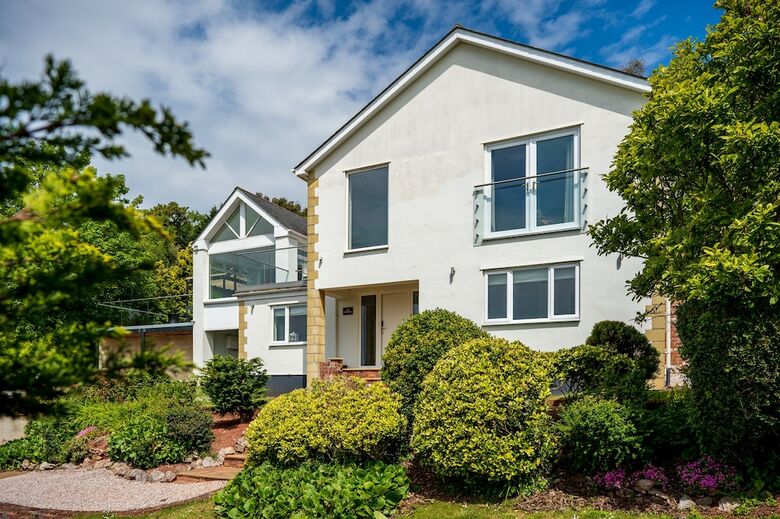 The Curlews - A Boutique Waterside Home