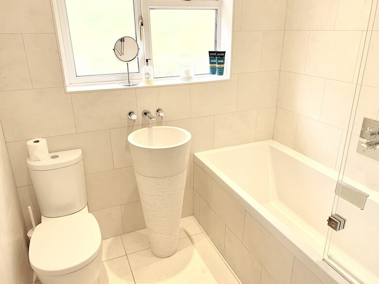 The Curlews - A Boutique Waterside Home