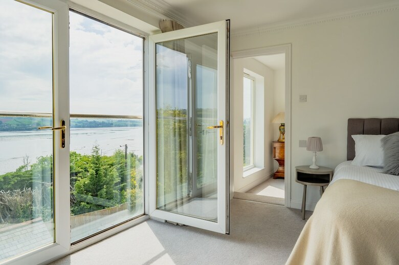 The Curlews - A Boutique Waterside Home
