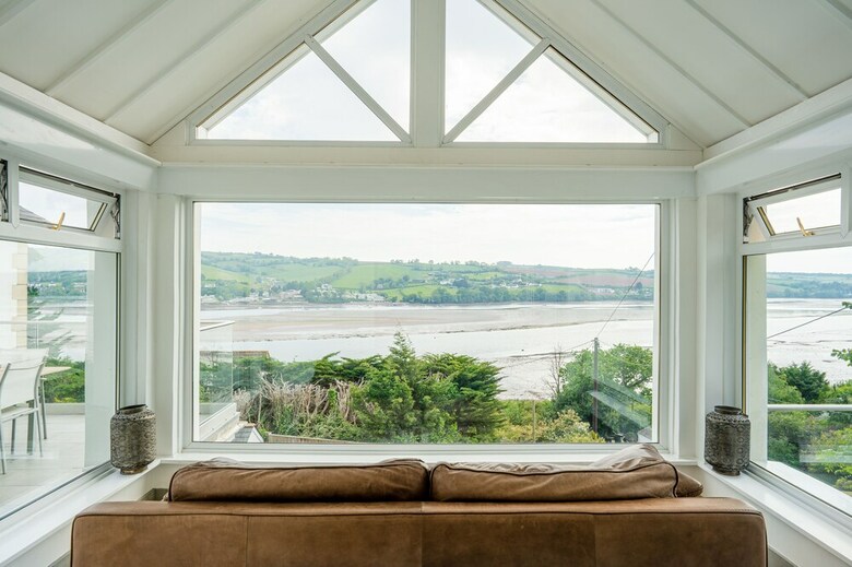 The Curlews - A Boutique Waterside Home