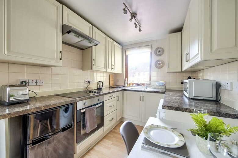 Stunning Studio Apartment Dean Village, Parking
