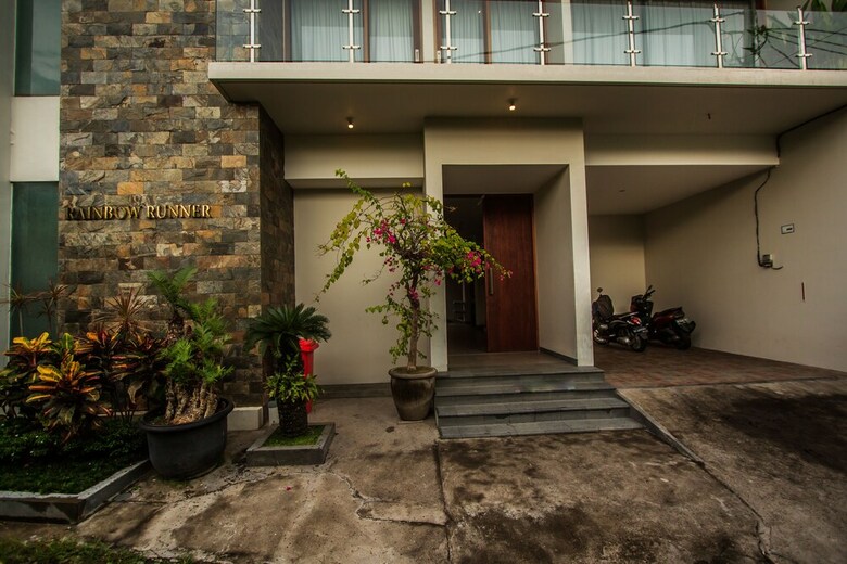Villa Rainbow Runner