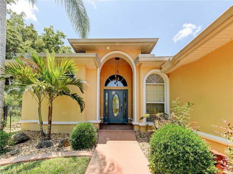 Splashing Dolphins - Three Bedroom Home