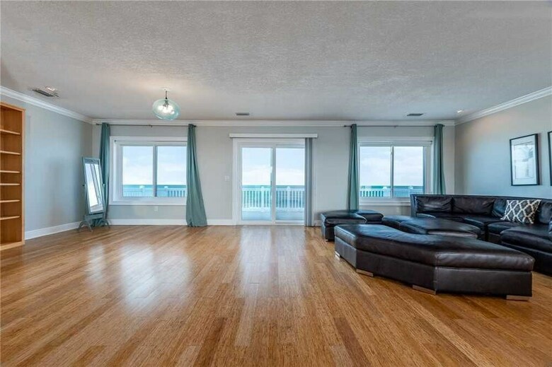 Beachfront Sapphire - Six Bedroom Home