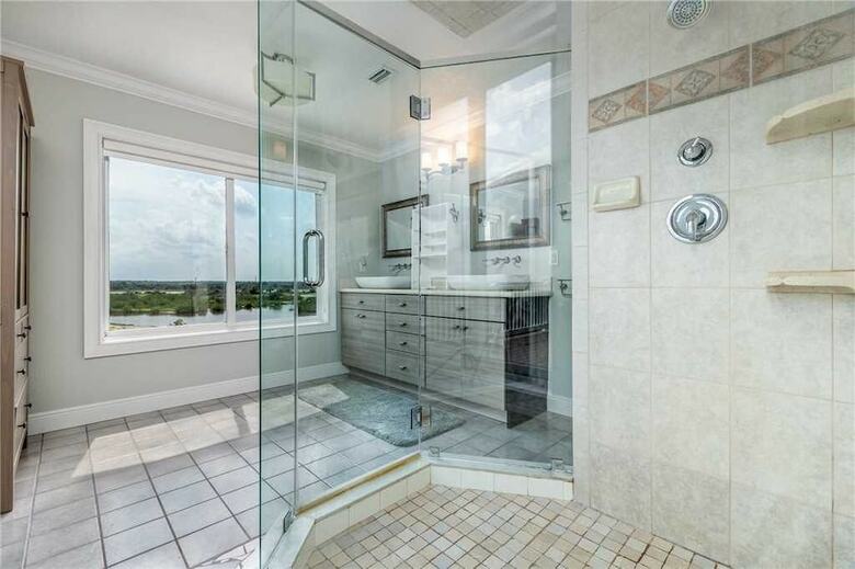 Beachfront Sapphire - Six Bedroom Home