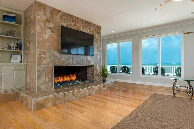 Beachfront Sapphire - Six Bedroom Home