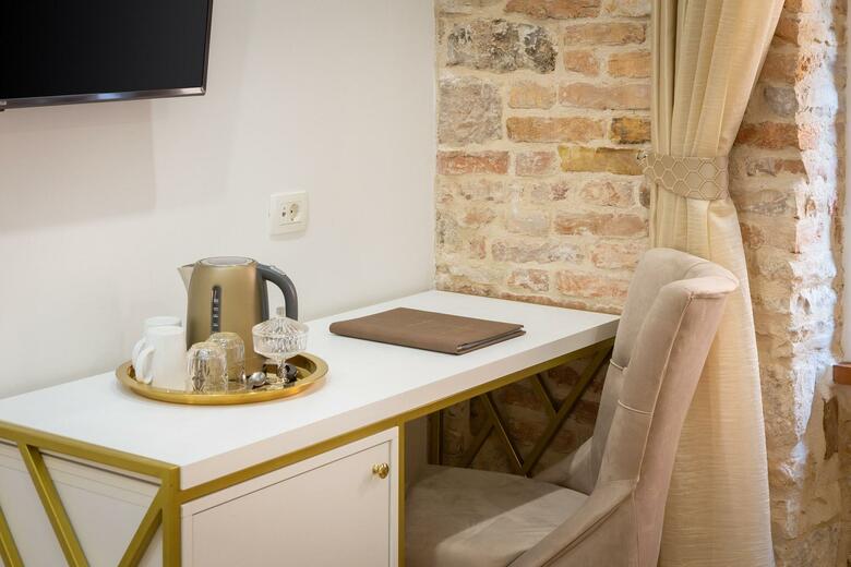 Hotel Le Premier Rooms