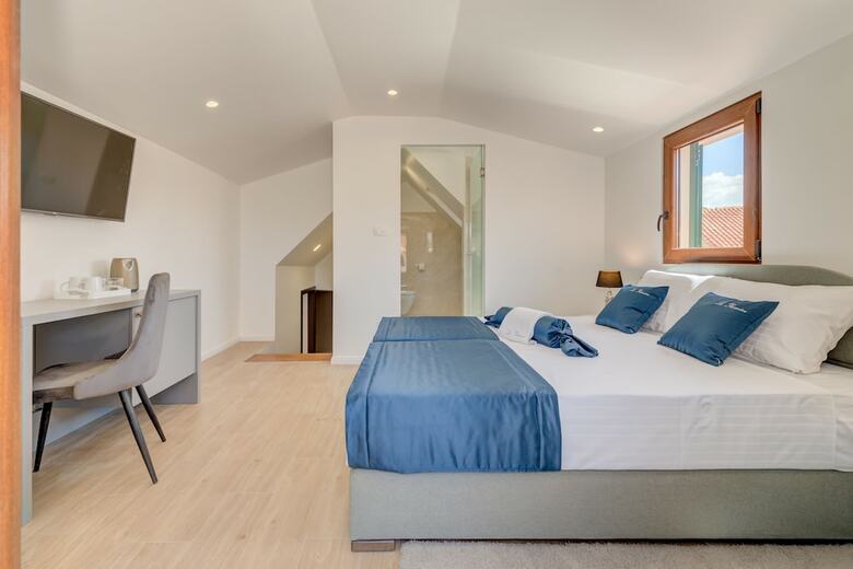 Hotel Le Premier Rooms