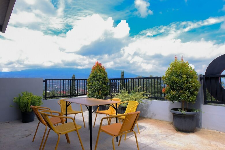 Hostal Oyo 354 32 Guest House