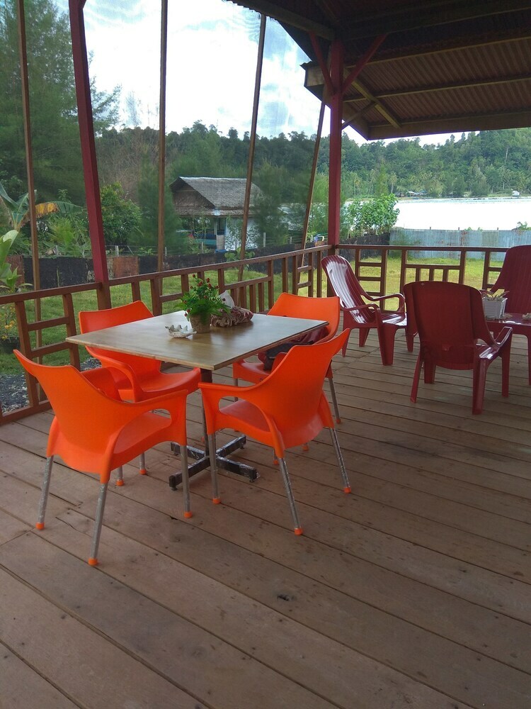 Bed & Breakfast Pondok Oma Surf Simeulue