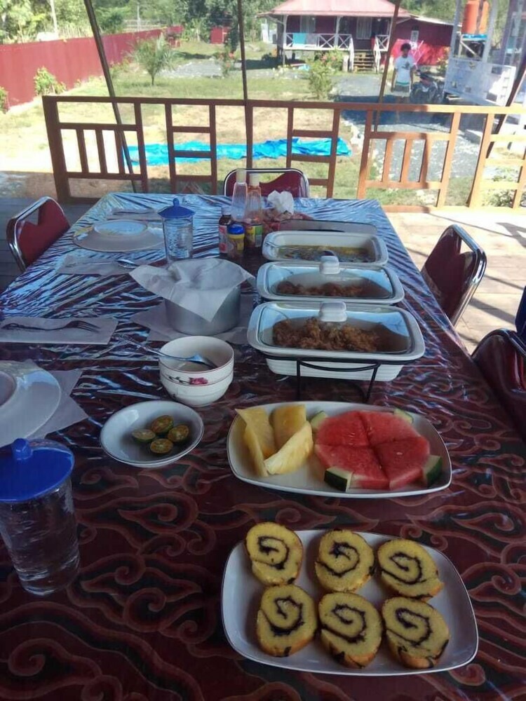 Bed & Breakfast Pondok Oma Surf Simeulue