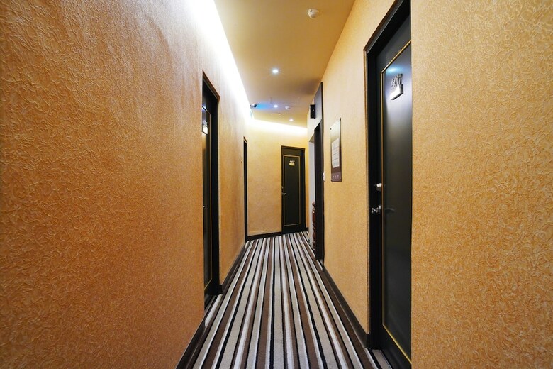 Happy Hotel
