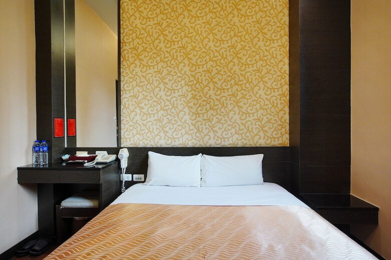Happy Hotel