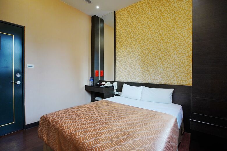 Happy Hotel