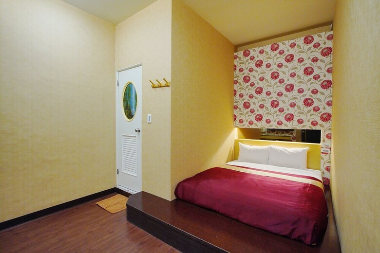 Happy Hotel