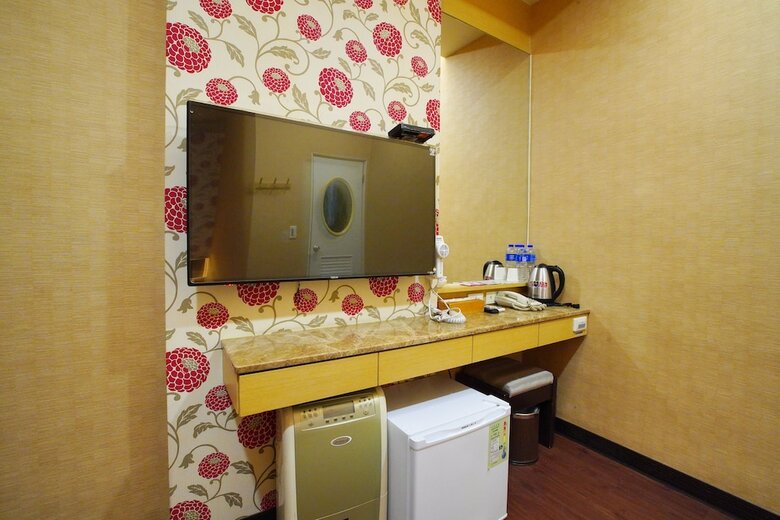 Happy Hotel