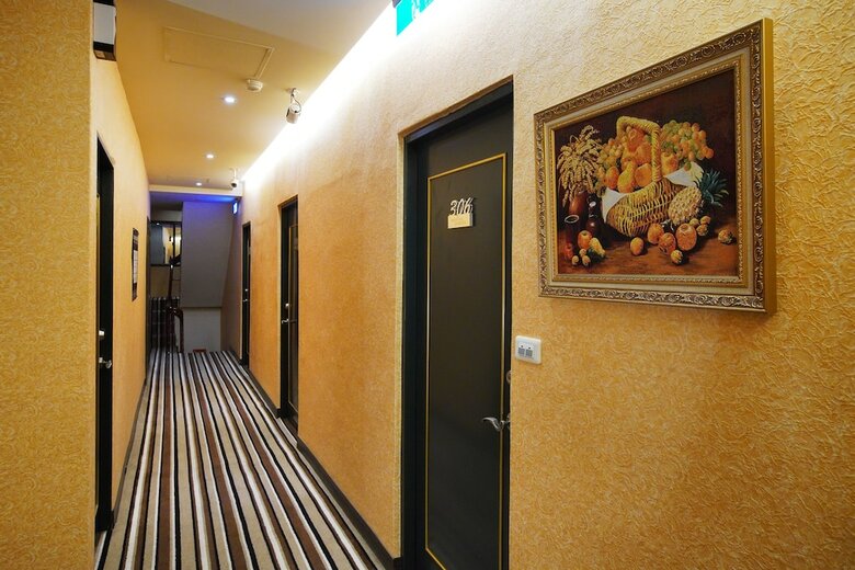 Happy Hotel