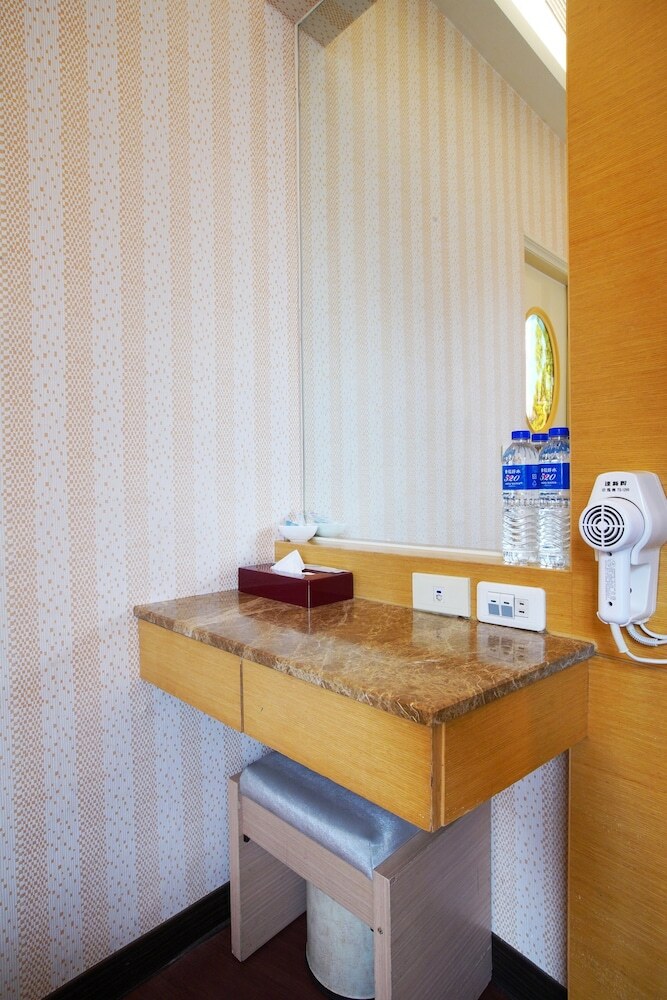 Happy Hotel