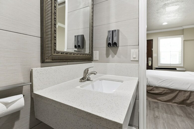 Hotel Le Blanc Inn & Suites