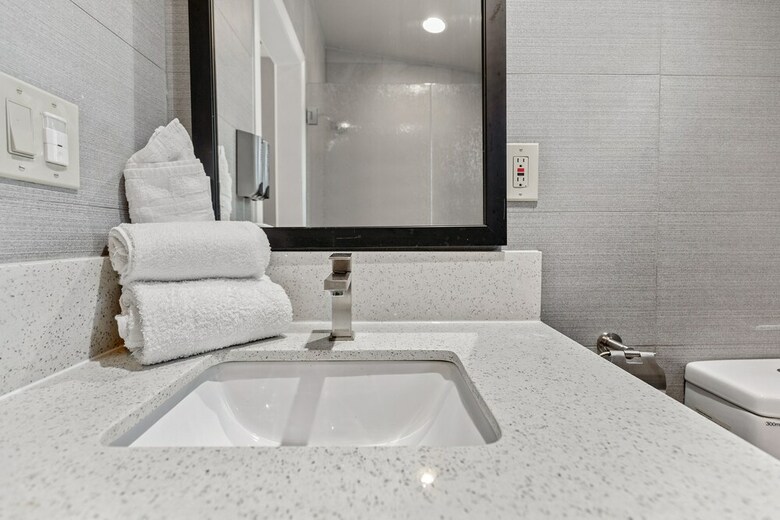 Hotel Le Blanc Inn & Suites