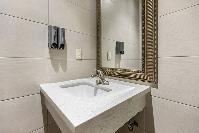 Hotel Le Blanc Inn & Suites