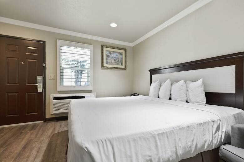 Hotel Le Blanc Inn & Suites