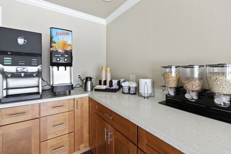 Hotel Le Blanc Inn & Suites