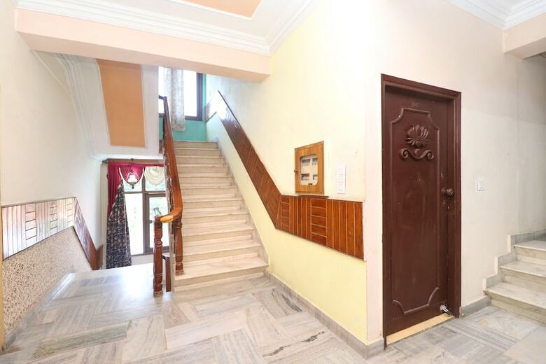 Oyo 16098 Hotel Amrit