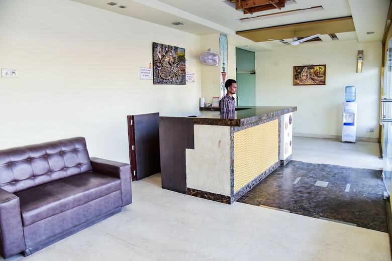 Oyo 25127 Hotel Metro Palace