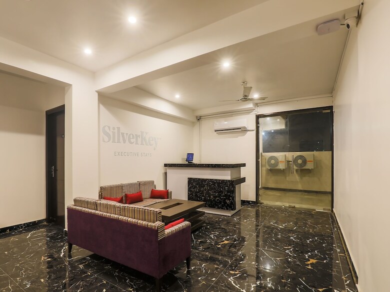 Hotel Oyo 24269 Silverkey Medanta Sec 38