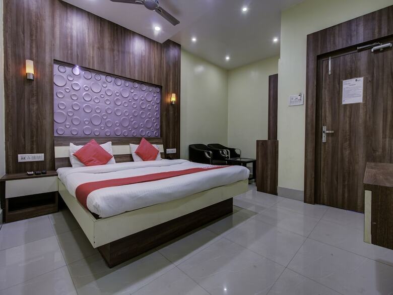 Oyo 22530 Savoy Hotel