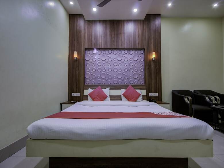 Oyo 22530 Savoy Hotel