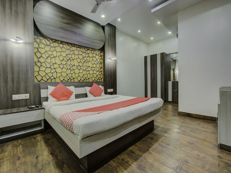 Oyo 22530 Savoy Hotel
