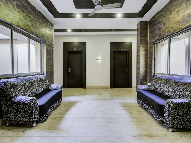 Oyo 22530 Savoy Hotel