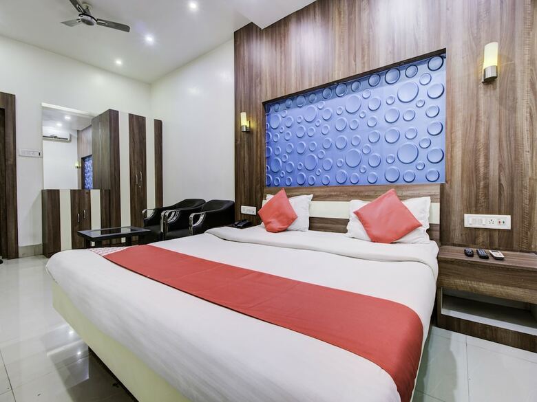 Oyo 22530 Savoy Hotel