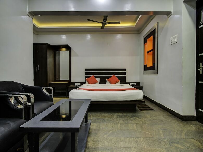Oyo 22530 Savoy Hotel