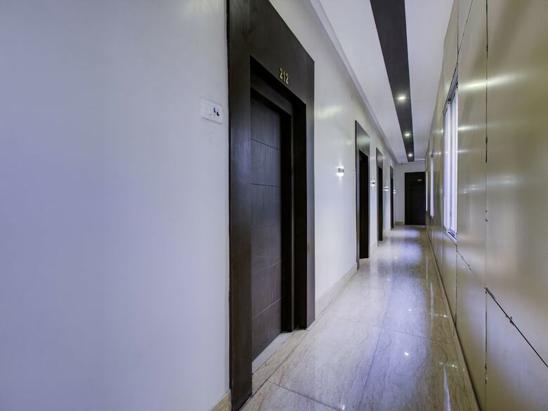 Oyo 22530 Savoy Hotel