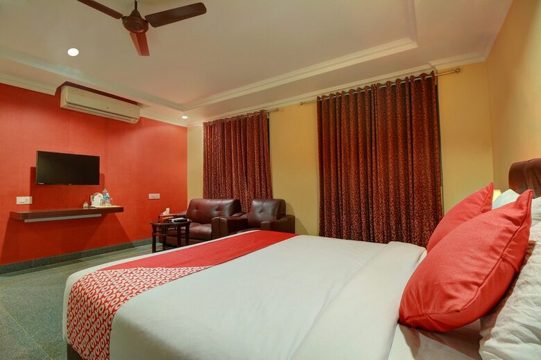 Hotel Oyo 22439 Ratna Forever