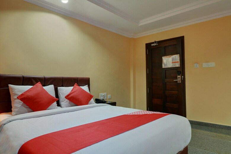 Hotel Oyo 22439 Ratna Forever