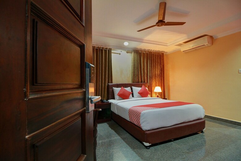 Hotel Oyo 22439 Ratna Forever