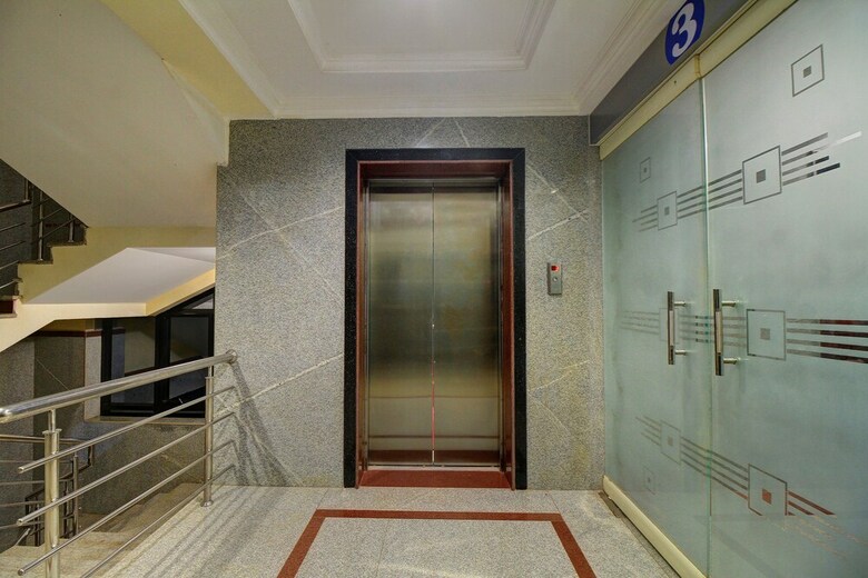 Hotel Oyo 22439 Ratna Forever