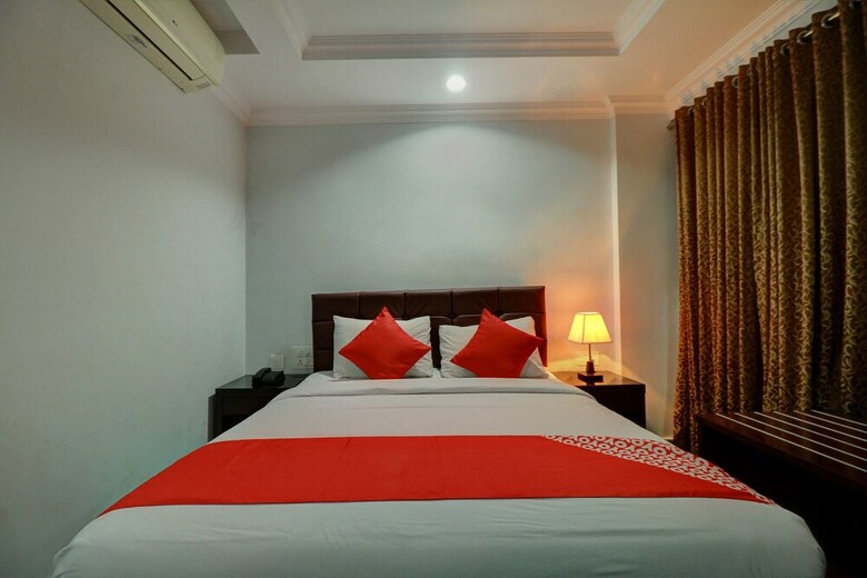 Hotel Oyo 22439 Ratna Forever