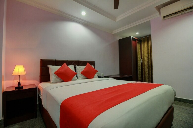 Hotel Oyo 22439 Ratna Forever