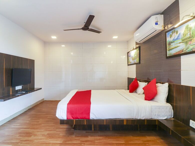 Oyo 24161 Hotel Centre Point