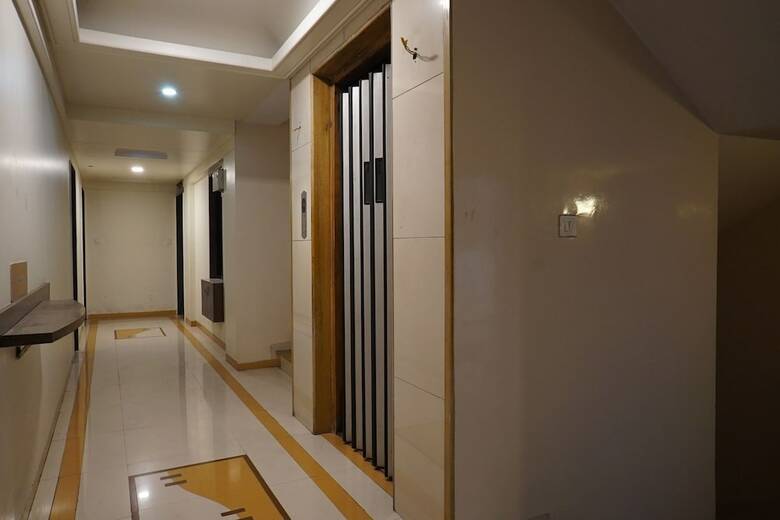 Oyo 23430 Hotel Radiant