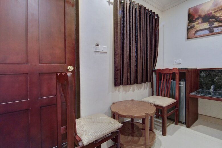 Hotel Oyo 26743 Emirates Regency